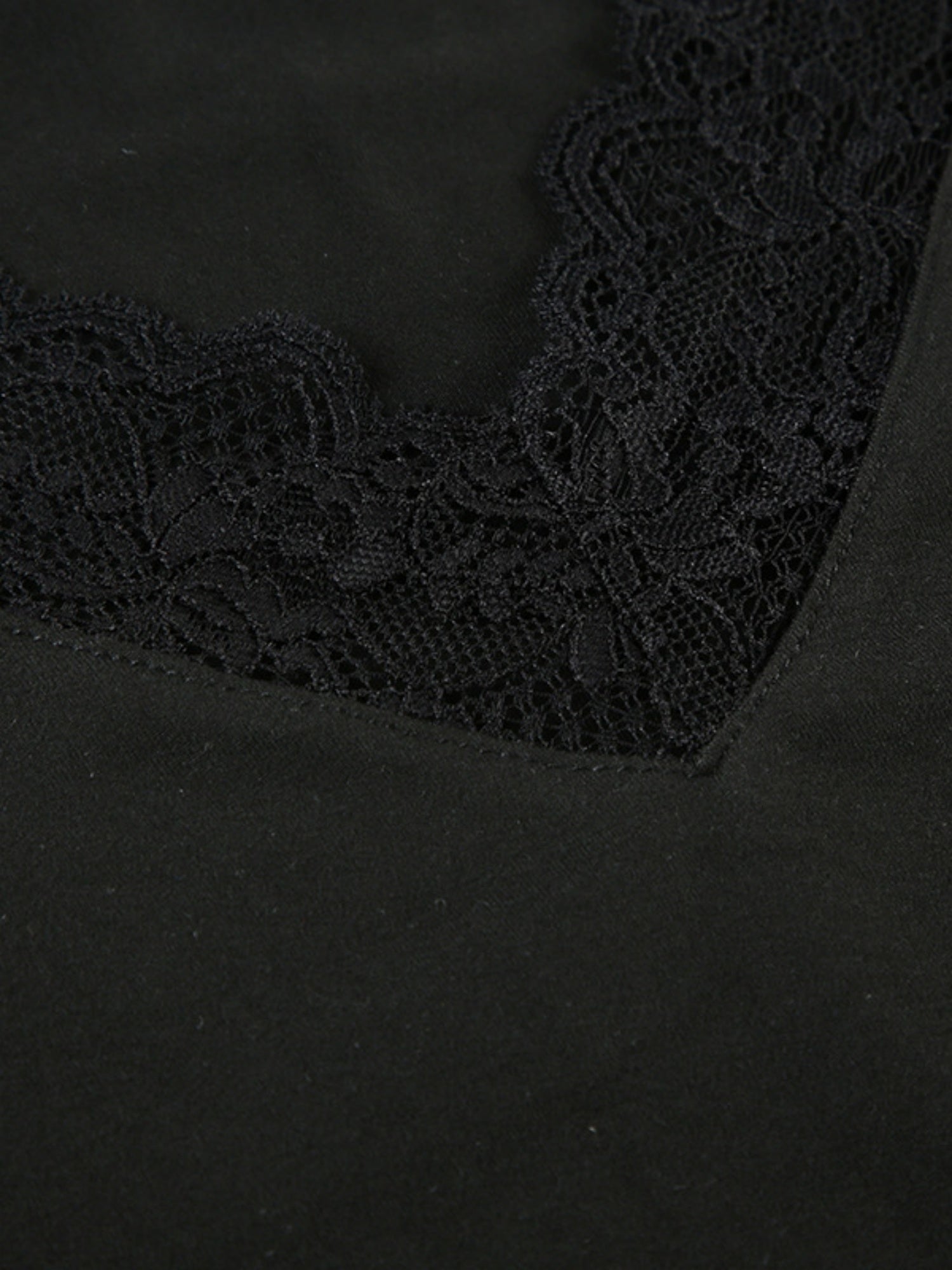 V-neck Lace Patchwork Long-sleeved T-shirt