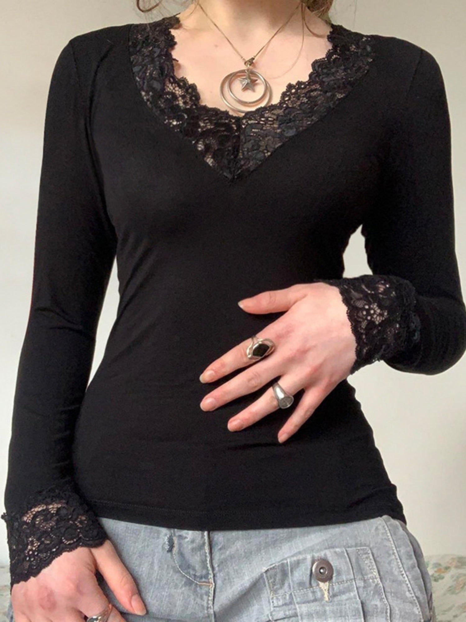V-neck Lace Patchwork Long-sleeved T-shirt
